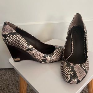 Tory Burch sz 9 Used Snakeskin Wedge